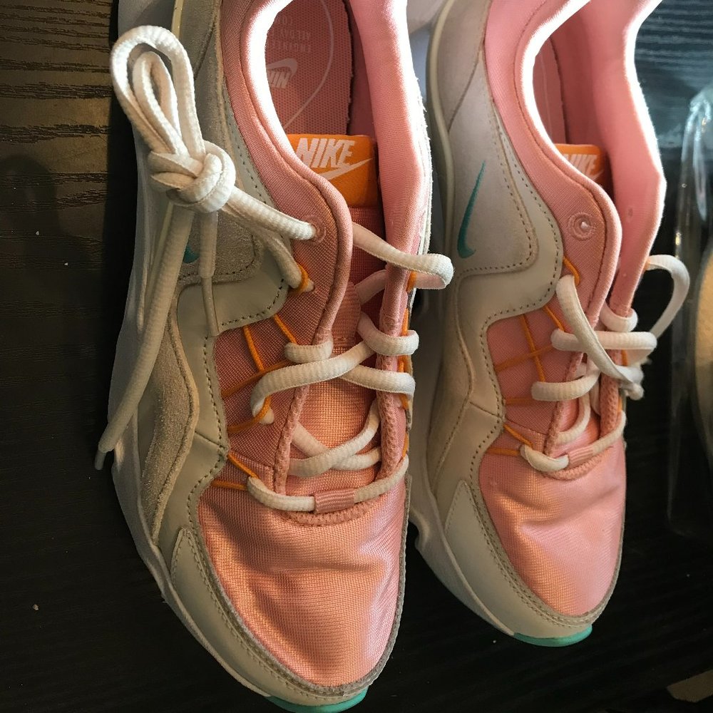 NEW NIKE RYZ CORAL STARDUST PINK WHITE SNEAKERS SIZE 6.5